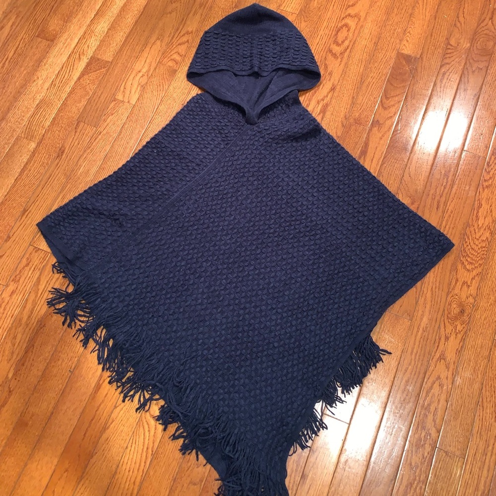 Beautiful hooded poncho - Picture 2 of 6